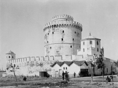 Φωτογραφίες της Θεσσαλονίκης - O Λευκός Πύργος με το προτείχισμα το 1896.jpeg