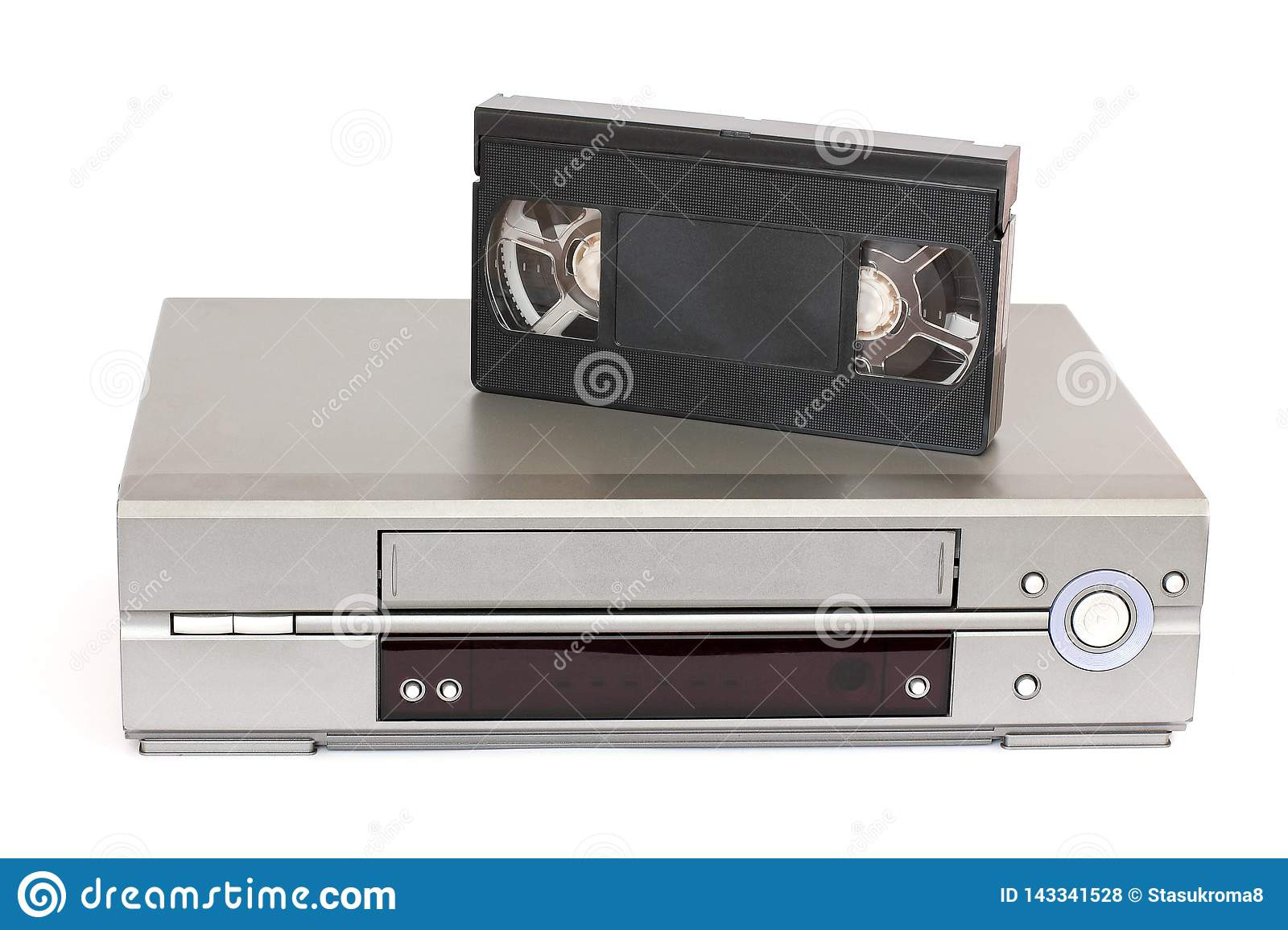 βιντεοκασέτα-και-vcr-σε-ένα-άσπρο-υπόβαθρο-143341528.jpg