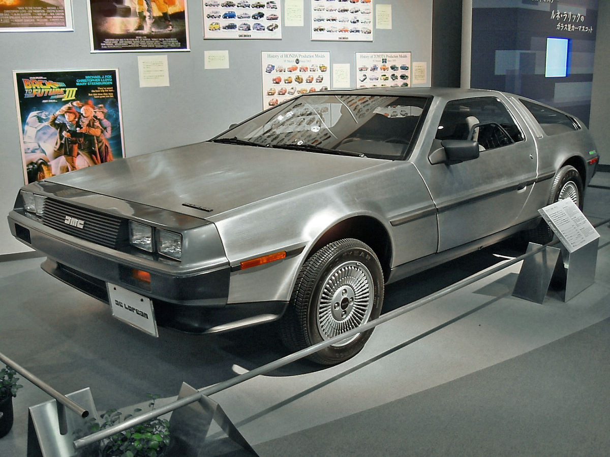 1200px-De_Lorean.jpg