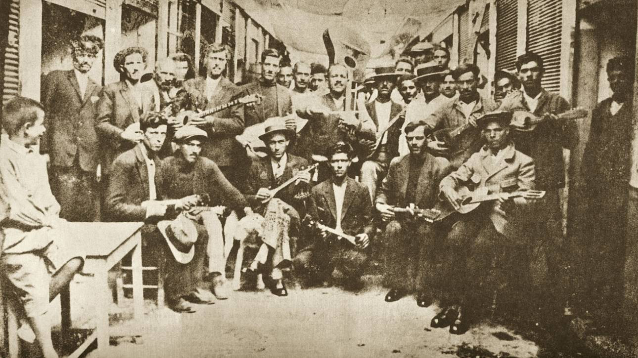 1280px-Rembetes_Karaiskaki_1933.jpg
