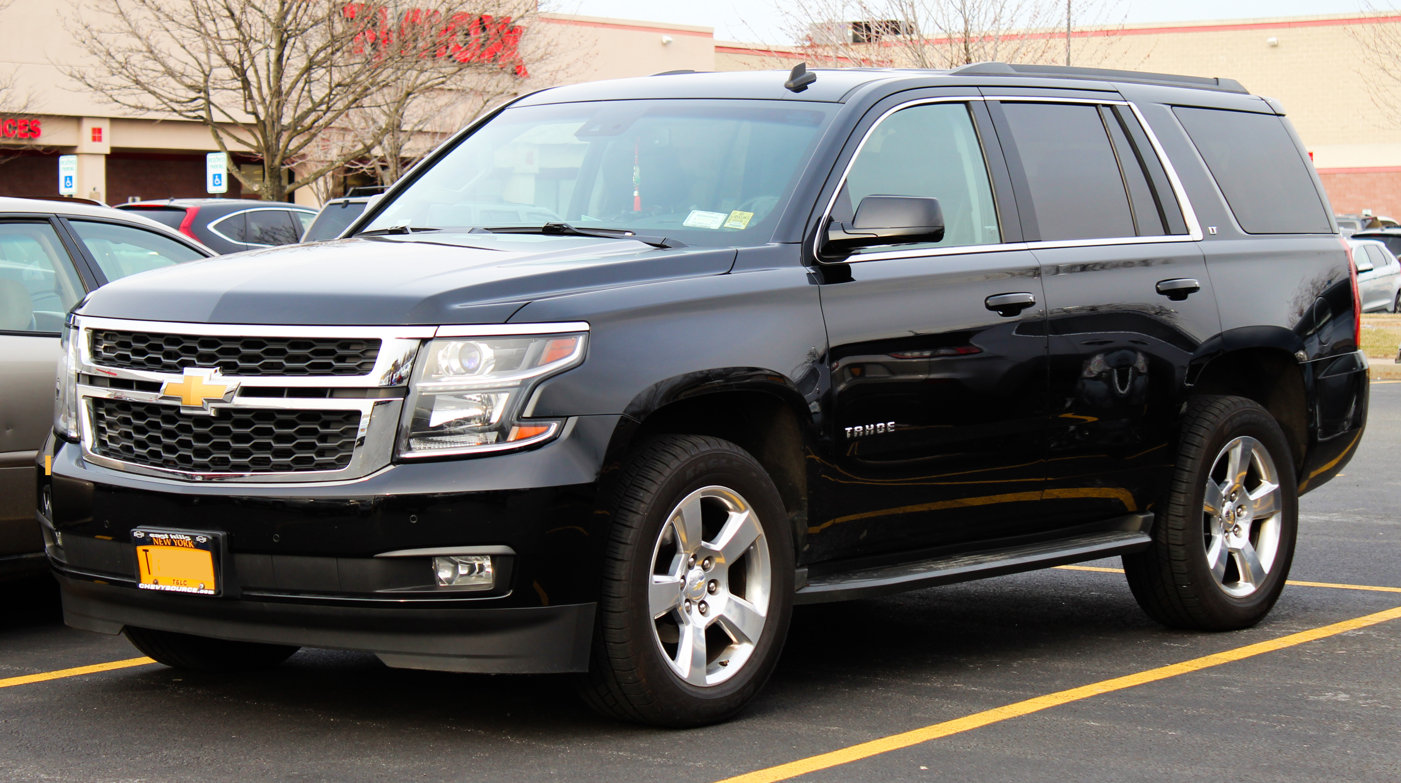 2015_Chevrolet_Tahoe_LT_5.3L_front_02_3.24.19.jpg