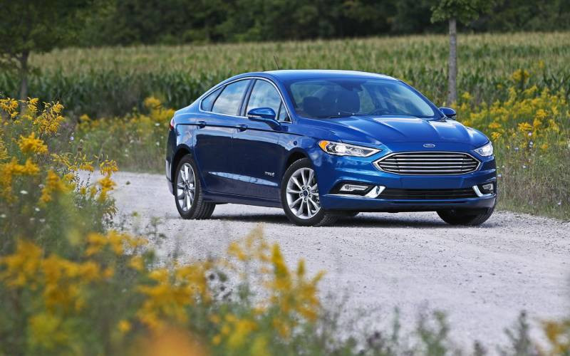 distance view Ford Fusion Platinum Hybrid 2018.jpg