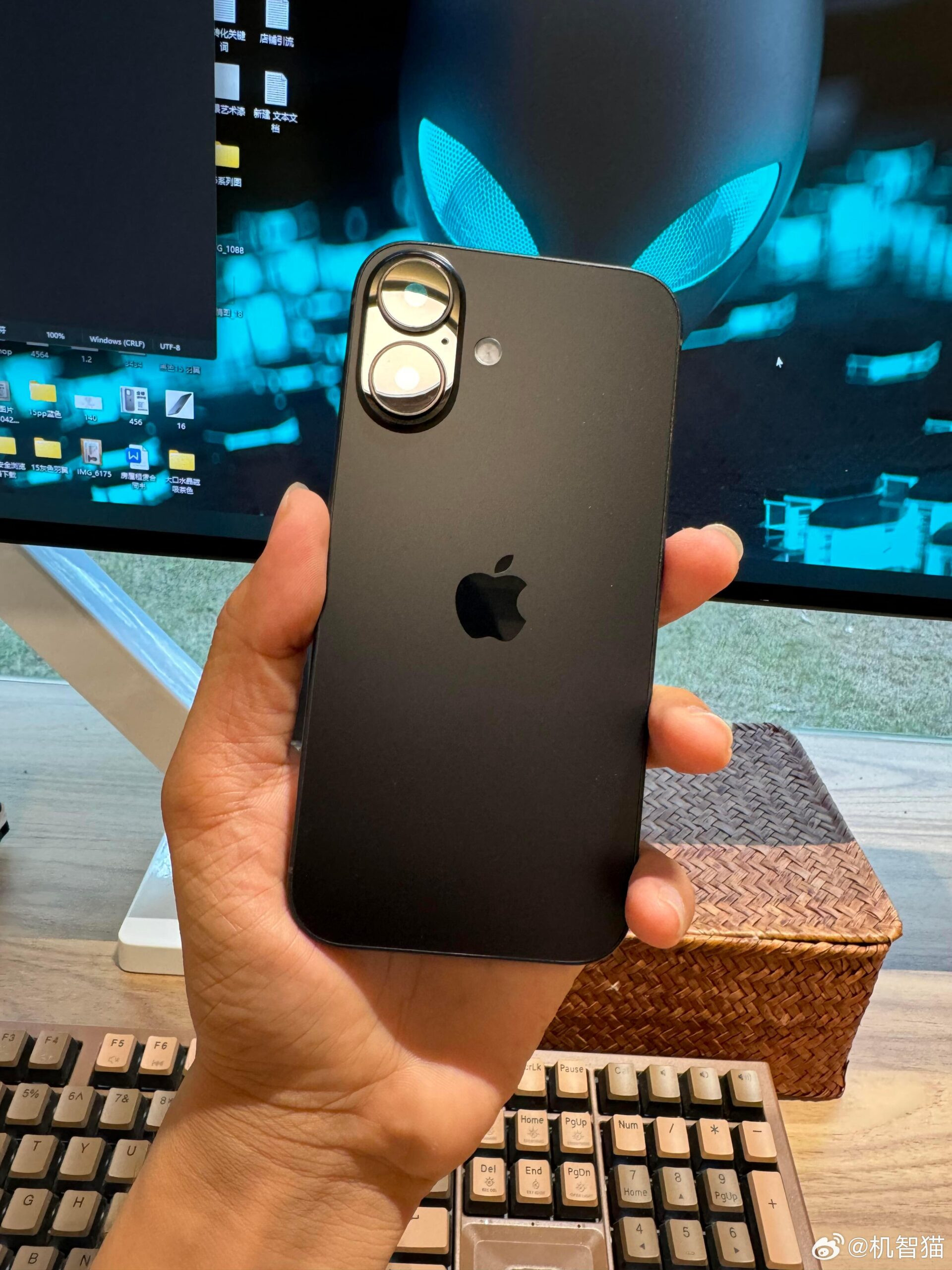 iPhone-16-dummy-black-scaled (1).jpg