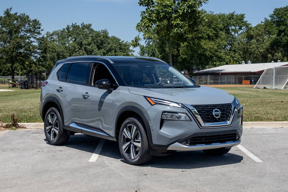 nissan-rogue-2021-01-angle--exterior--front--grey.jpg