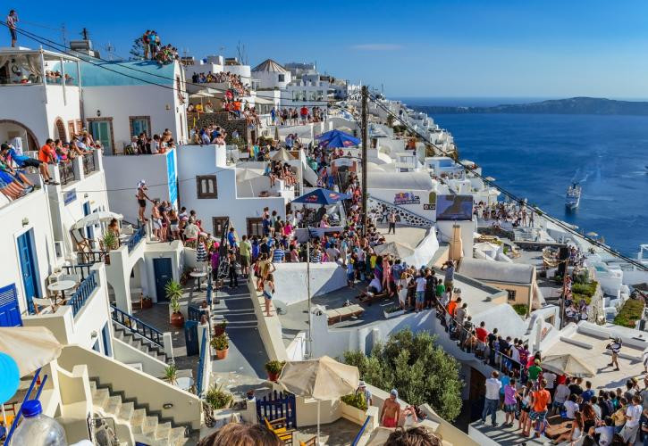 touristes-toyristes-tourists-crowd-santorini-kalokairi-shutterstock.jpg