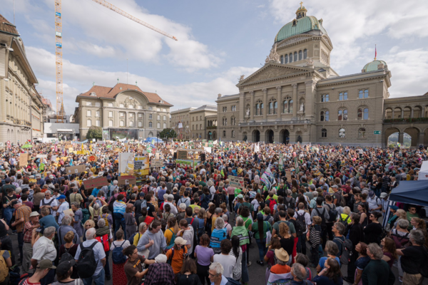 Πάνω από 60.000 στις διαδηλώσεις για την κλιματική αλλαγή στη Βέρνη