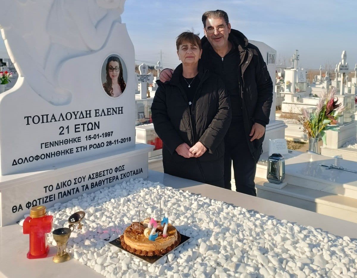 Ελένη Τοπαλούδη: Γενέθλια στον τάφο της έκαναν και φέτος οι γονείς της – «Ερχόμαστε με τούρτα πάνω στα κρύα μάρμαρα…»