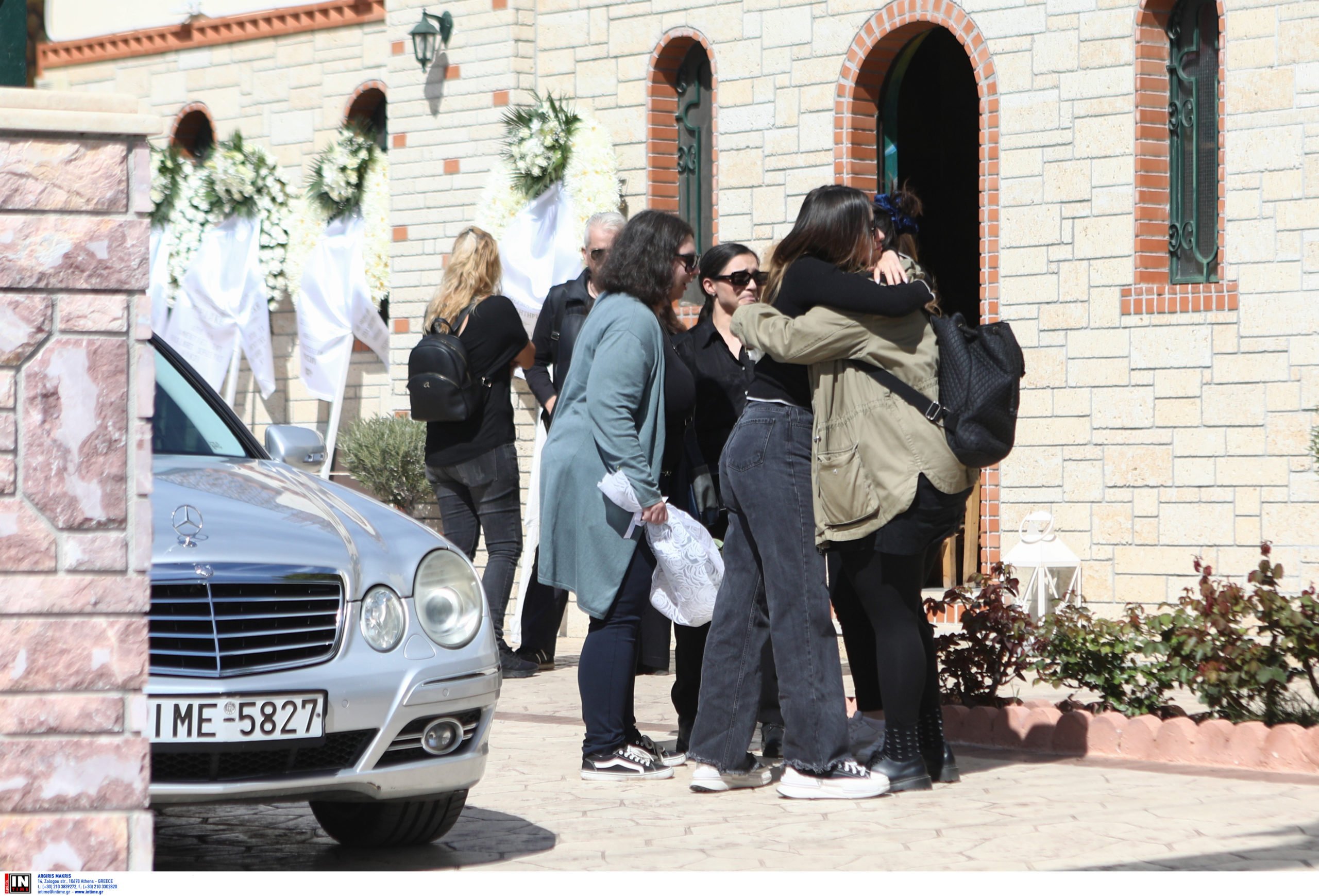 Γυναικοκτονία στους Αγίους Αναργύρους: Θρήνος στην κηδεία της 28χρονης Κυριακής – Την «αποχαιρετούν» ντυμένη νύφη