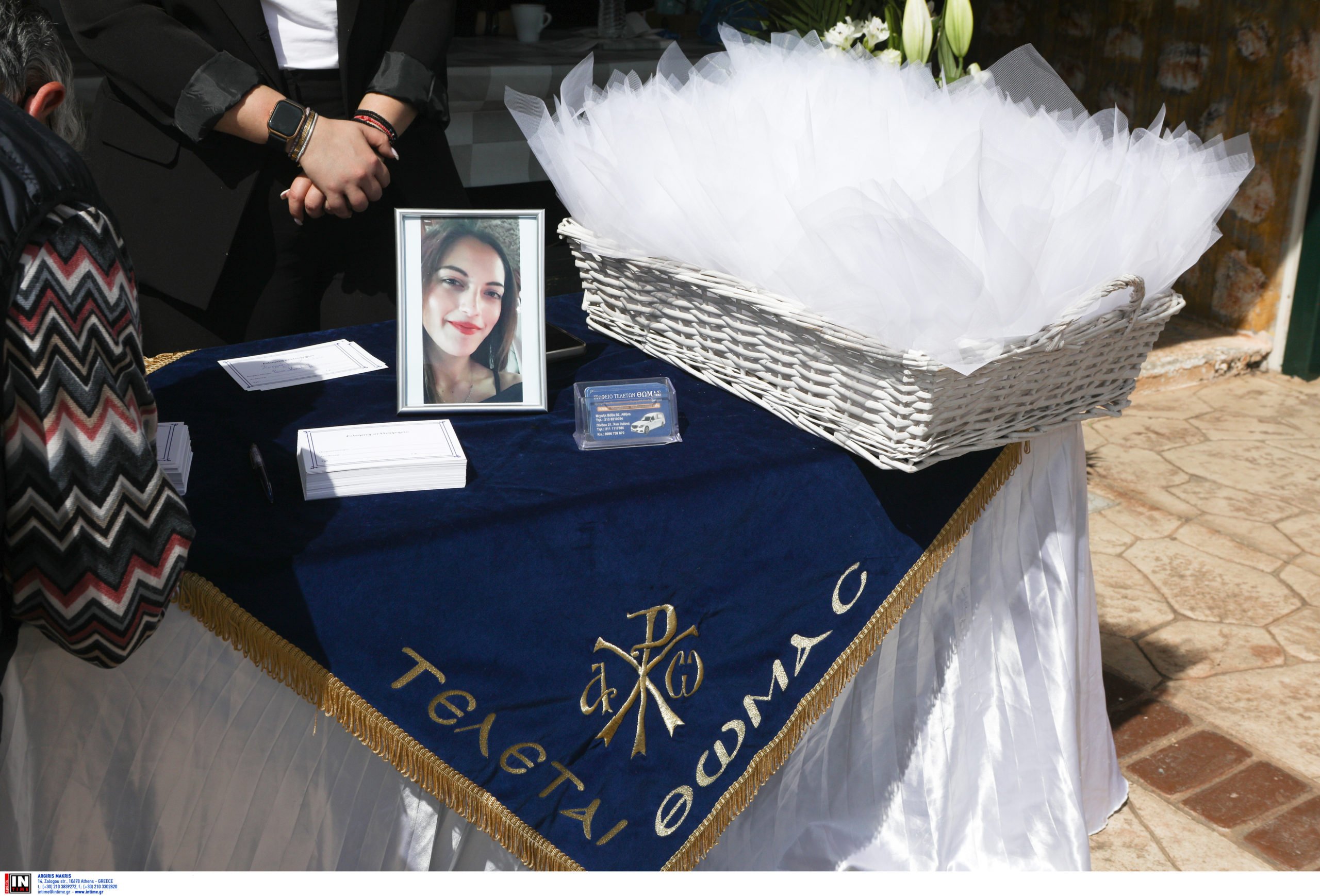 Γυναικοκτονία στους Αγίους Αναργύρους: Θρήνος στην κηδεία της 28χρονης Κυριακής – Την «αποχαιρετούν» ντυμένη νύφη