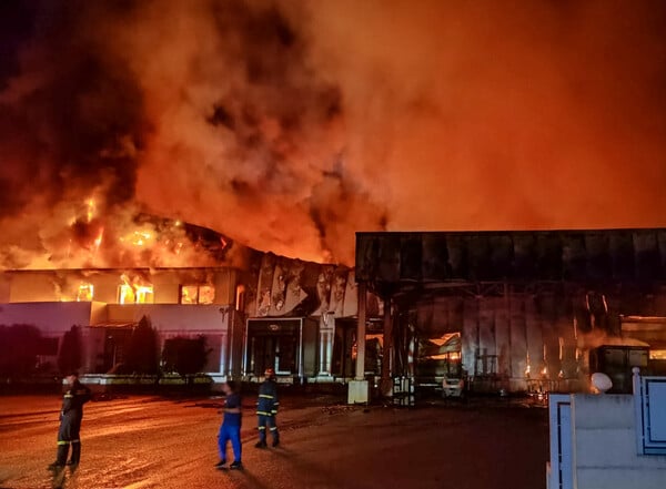 Φωτιά σε εργοστάσιο στη Λαμία: Το εργοστάσιο είχε ζητήσει αύξηση αποζημίωσης από την ασφαλιστική πριν καεί ολοσχερώς