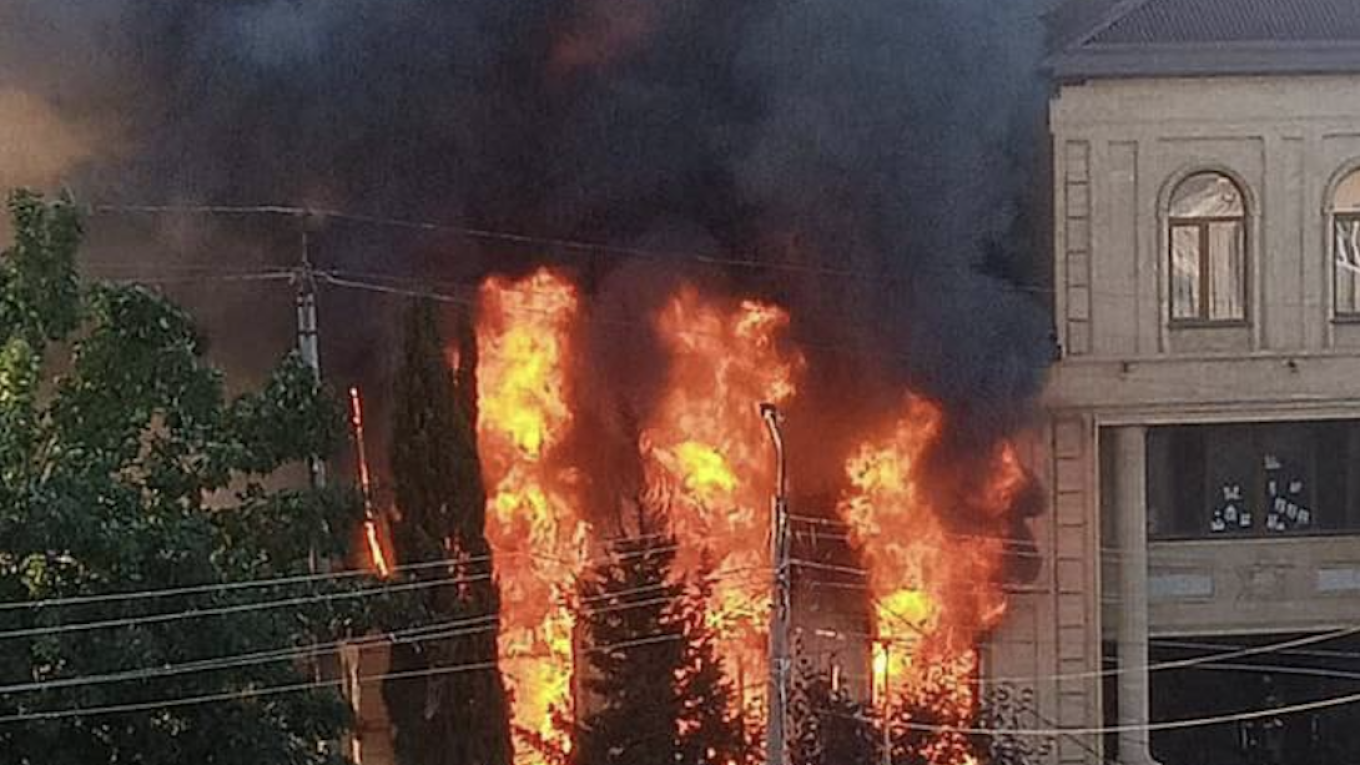 Ρωσία: Τουλάχιστον 16 νεκροί από τις τρομοκρατικές επιθέσεις στο Νταγκεστάν – Δείτε βίντεο