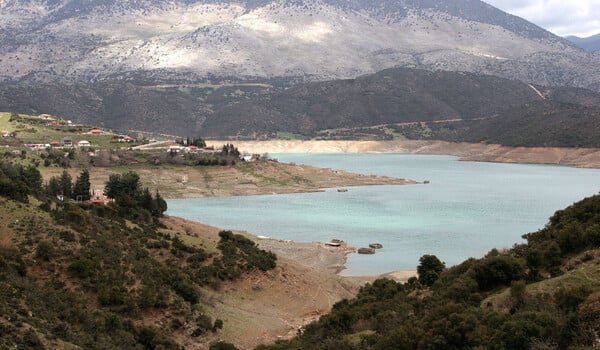 Υποχωρεί η στάθμη των υδάτων στη λίμνη του Μόρνου - Δορυφορικές εικόνες 