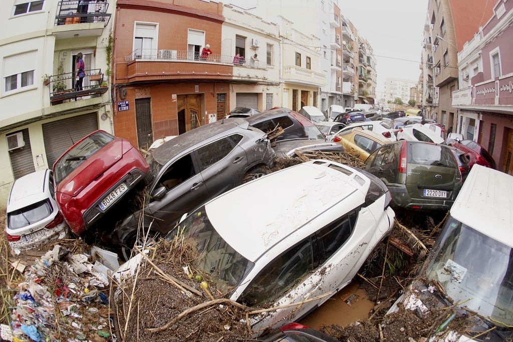 Ισπανία: Ξεπέρασαν τους 70 οι νεκροί από τις πλημμύρες – Τριήμερο πένθος, εικόνες καταστροφής