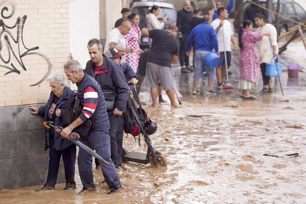 Ισπανία: Ξεπέρασαν τους 70 οι νεκροί από τις πλημμύρες – Τριήμερο πένθος, εικόνες καταστροφής