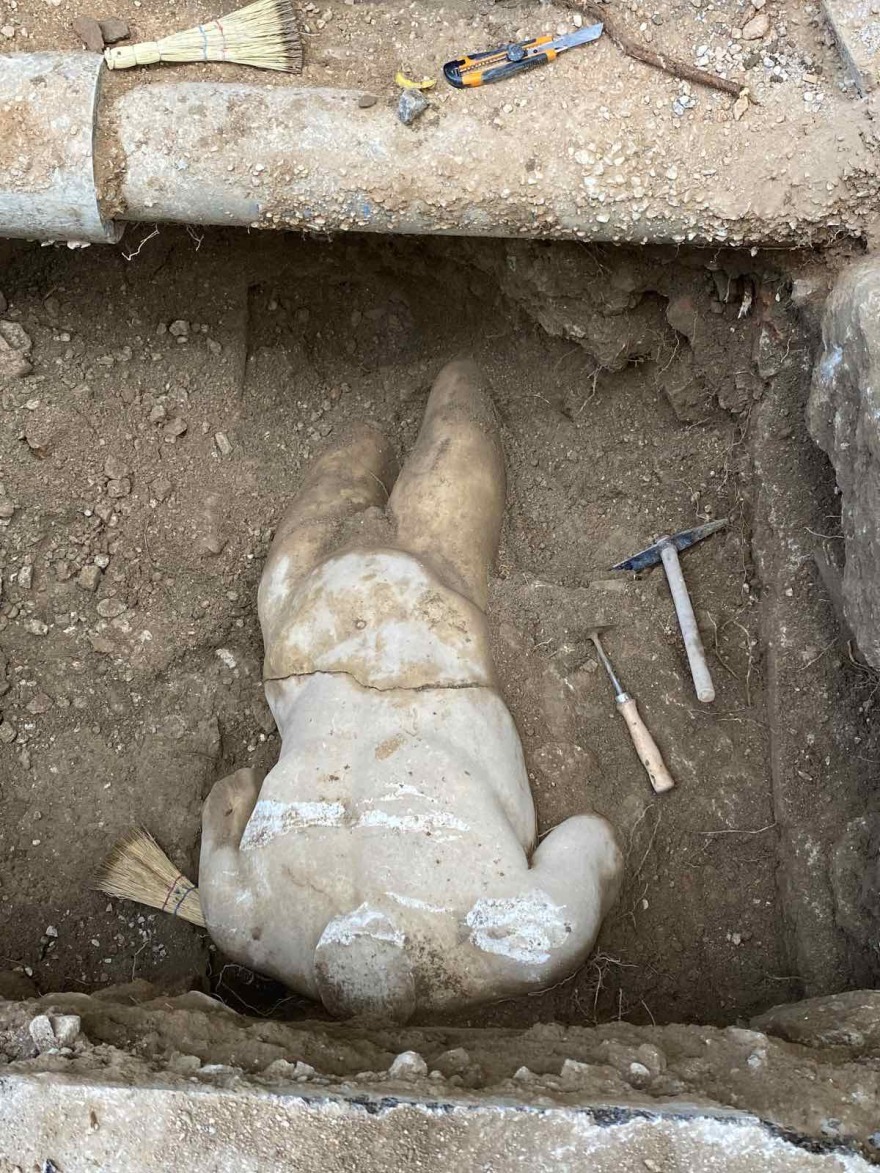 Μαρμάρινο άγαλμα νεαρού θεού Ερμή εντοπίστηκε σε σκάμμα φυσικού αερίου κοντά στο Ηρώδειο 