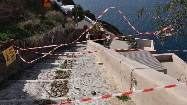 Πλήρης κινητοποίηση για την Σαντορίνη: Στρατός, αρματαγωγά, εναέριοι διασώστες σε διαρκή συναγερμό