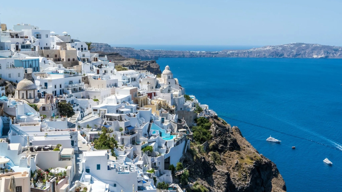 Κώστας Παπαζάχος: Δεν μπορεί να αποκλειστεί η πιθανότητα για ισχυρό σεισμό στη Σαντορίνη - Υπάρχει μία παραμόρφωση του ηφαιστείου