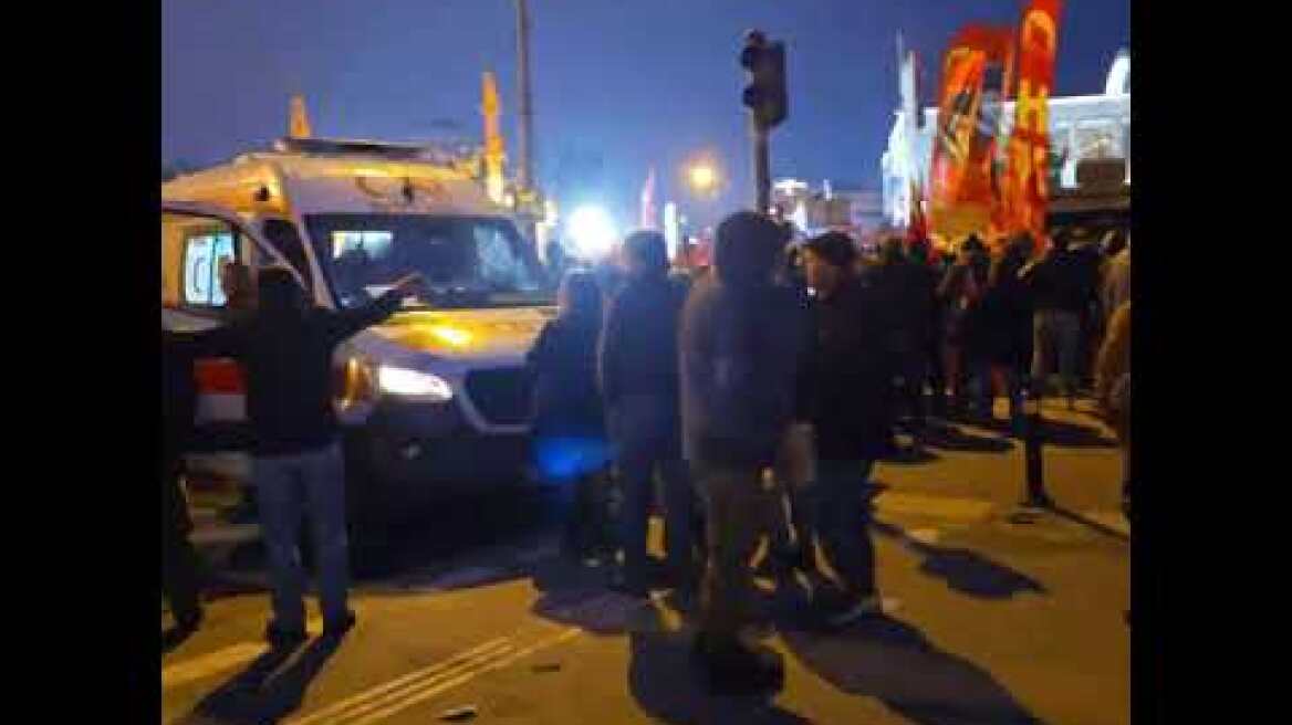 Επεισόδια και χημικά σε συγκέντρωση για τον Ιμάμογλου στο δημαρχείο Κωνσταντινούπολης - Χιλιάδες οι διαδηλωτές