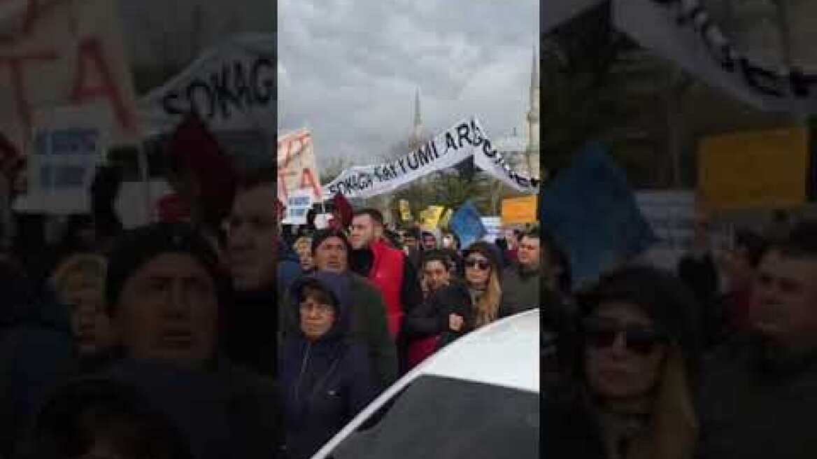 Επεισόδια και χημικά σε συγκέντρωση για τον Ιμάμογλου στο δημαρχείο Κωνσταντινούπολης - Χιλιάδες οι διαδηλωτές
