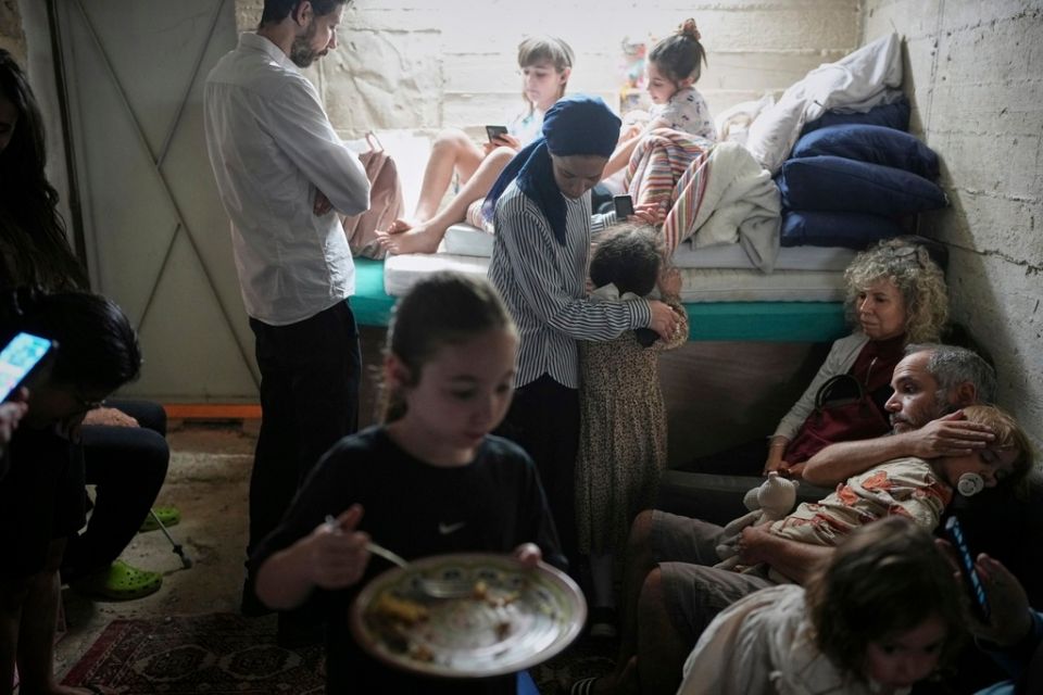 «Παγιδευμένοι»: Συγκλονιστικές μαρτυρίες από πολίτες που βιώνουν τον πόλεμο σε Ιράν και Ισραήλ
