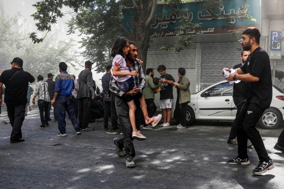 «Παγιδευμένοι»: Συγκλονιστικές μαρτυρίες από πολίτες που βιώνουν τον πόλεμο σε Ιράν και Ισραήλ