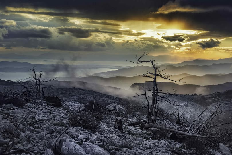 Μπορεί να είναι εικόνα ανεμοστρόβιλος, φύση, ομίχλη, ορίζοντας, βουνό, λυκόφως και σύννεφο