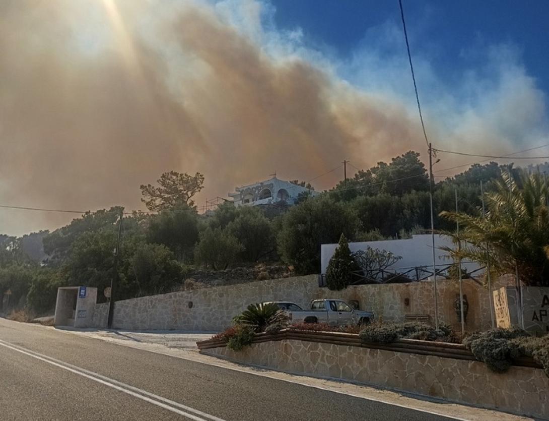 Φωτιά στο Λασίθι: «Η κατάσταση είναι δύσκολη» – Εκκενώθηκαν οικισμοί, συνεχίζεται η μάχη με τις φλόγες – ΦΩΤΟ και ΒΙΝΤΕΟ
