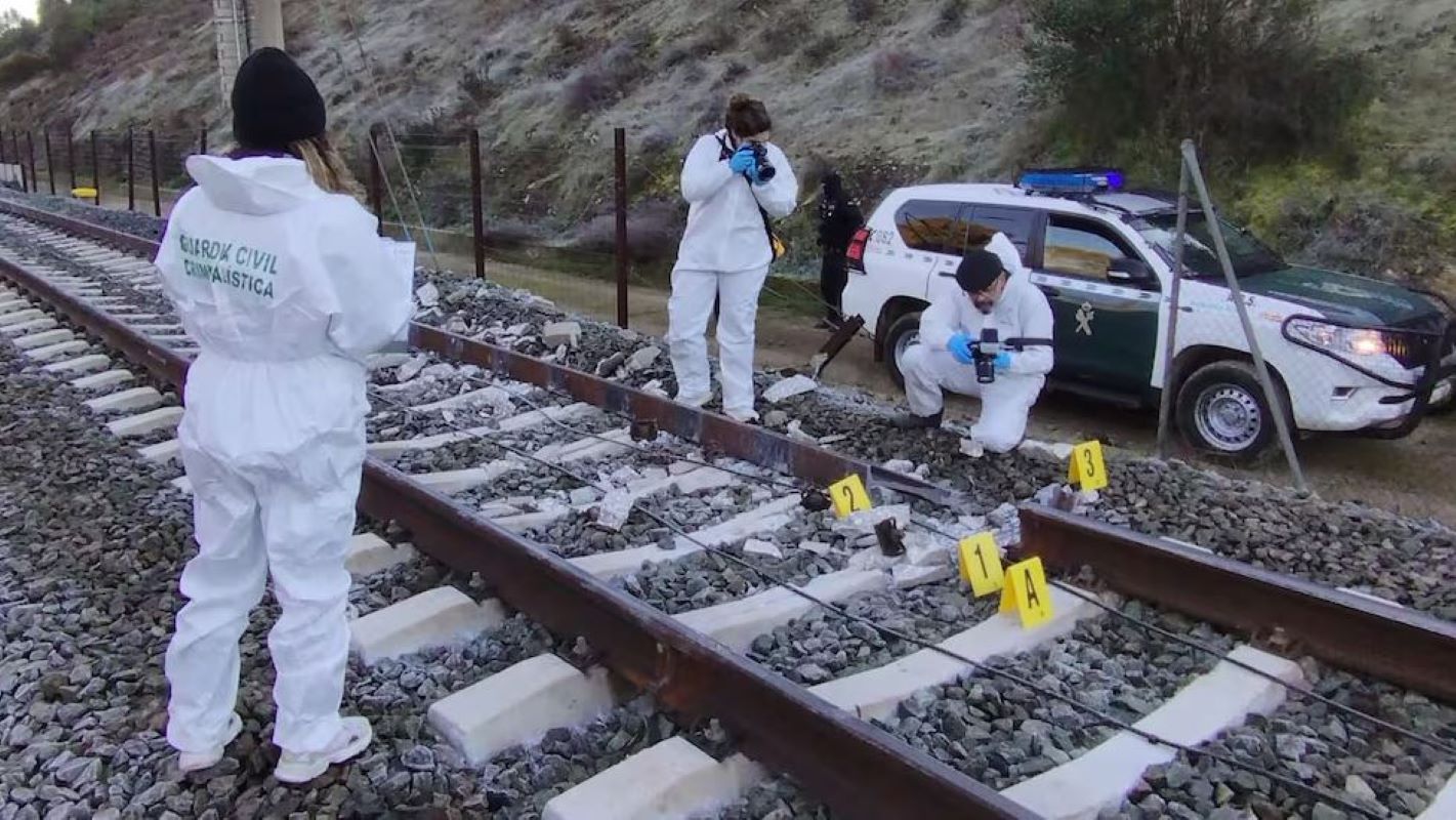 Ισπανία: Ένας σπασμένος αρμός που συγκρατούσε τις ράγες ενδεχομένως ευθύνεται για την σιδηροδρομική τραγωδία με 39 νεκρούς