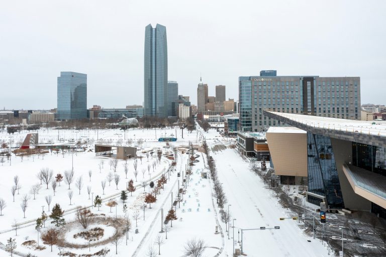 Στο «έλεος» του χιονιά οι ΗΠΑ: Σε κατάσταση έκτακτης ανάγκης τουλάχιστον 16 Πολιτείες – Χιλιάδες πτήσεις ακυρώνονται