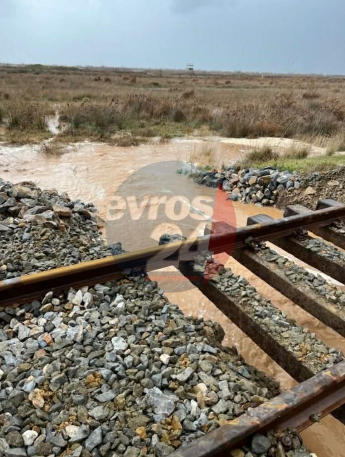 Εικόνες καταστροφής στην Αλεξανδρούπολη: «Έσπασαν» σιδηροδρομική γραμμή για να μην πλημμυρίσει οικισμός – «Έπεσαν μεγάλοι όγκοι νερού σε μικρό διάστημα»