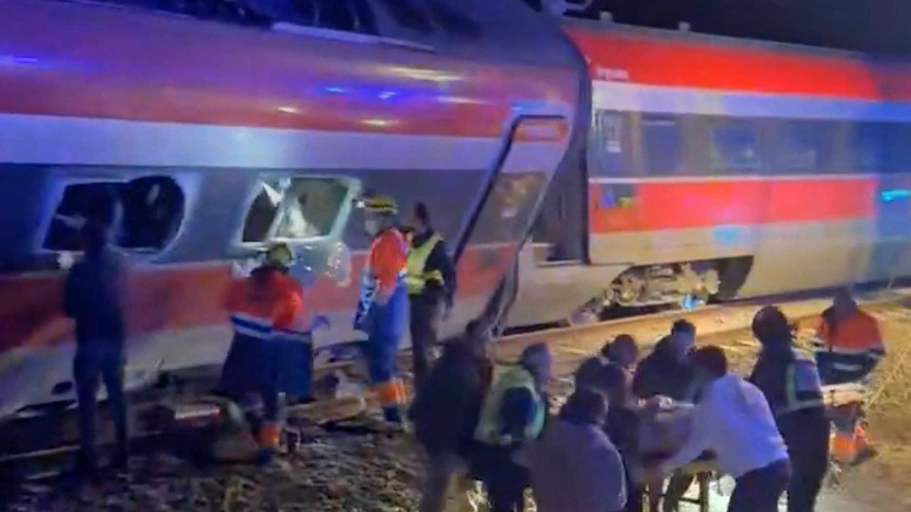 «Ταινία φρίκης» στην Ισπανία: Τουλάχιστον 21 νεκροί, δεκάδες τραυματίες, 30 σε πολύ σοβαρή κατάσταση – συγκρούστηκαν συρμοί υψηλής ταχύτητας – Δείτε βίντεο