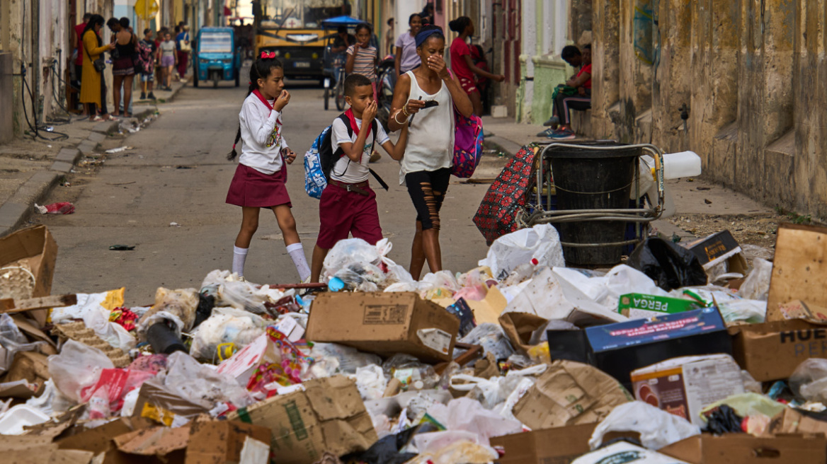Το σιωπηλό έγκλημα του εμπάργκο Τραμπ στην Κούβα: Πετρέλαιο τέλος, φάρμακα τέλος, οι άνθρωποι ψάχνουν τροφή στα σκουπίδια