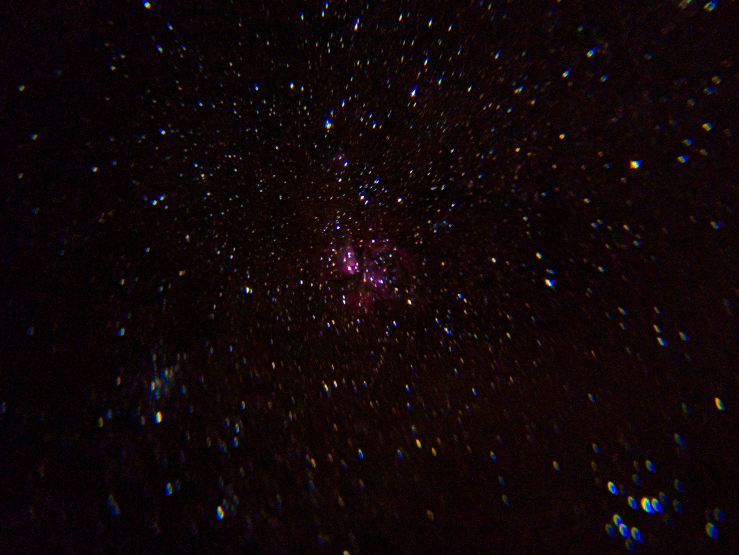 Επιστήμονες στο Πανεπιστήμιο του Waterloo αποκάλυψαν έναν τολμηρό νέο τρόπο για να εξηγήσουν πώς ξεκίνησε το σύμπαν — έναν τρόπο που θα μπορούσε να αναδιαμορφώσει την κατανόησή μας για τη Μεγάλη Έκρηξη. Αντί να βασίζεται σε αποσπασματικές θεωρίες, η προσέγγισή τους δείχνει ότι η εκρηκτική πρώιμη ανάπτυξη του σύμπαντος μπορεί να προκύπτει φυσικά από ένα βαθύτερο πλαίσιο που ονομάζεται κβαντική βαρύτητα.  Οι ερευνητές ανακάλυψαν ότι η εκρηκτική διαστολή της Μεγάλης Έκρηξης μπορεί να προκύπτει φυσικά από μια βαθύτερη θεωρία της βαρύτητας, χωρίς να απαιτούνται επιπλέον υποθέσεις. Το μοντέλο τους προβλέπει επίσης ανιχνεύσιμα σήματα από τις πρώτες στιγμές του σύμπαντος, δίνοντας στους επιστήμονες μια σπάνια ευκαιρία να ελέγξουν αυτές τις ιδέες. Πηγή: Pexels 